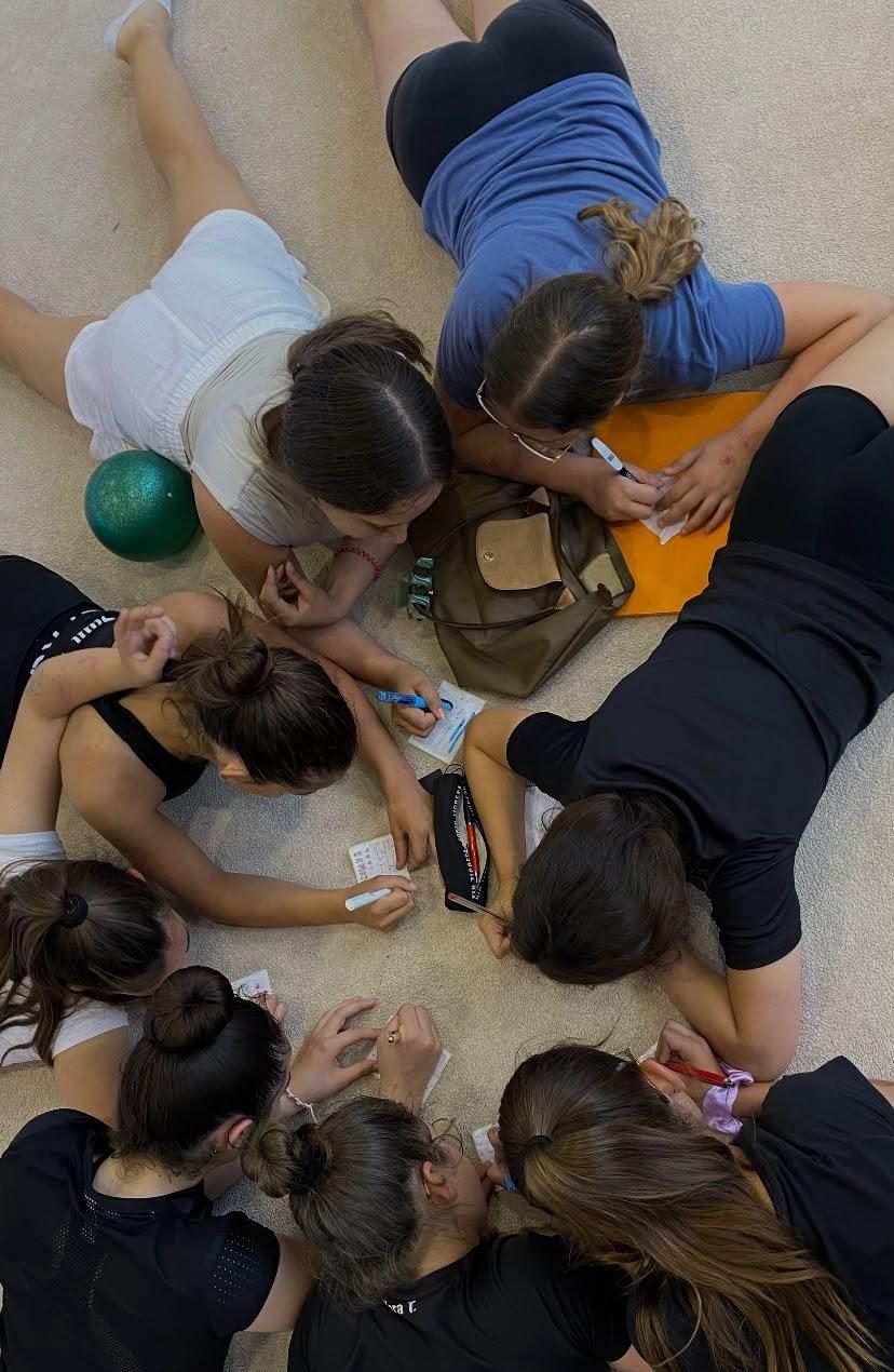 Gimnastes fent una dinàmica de grup