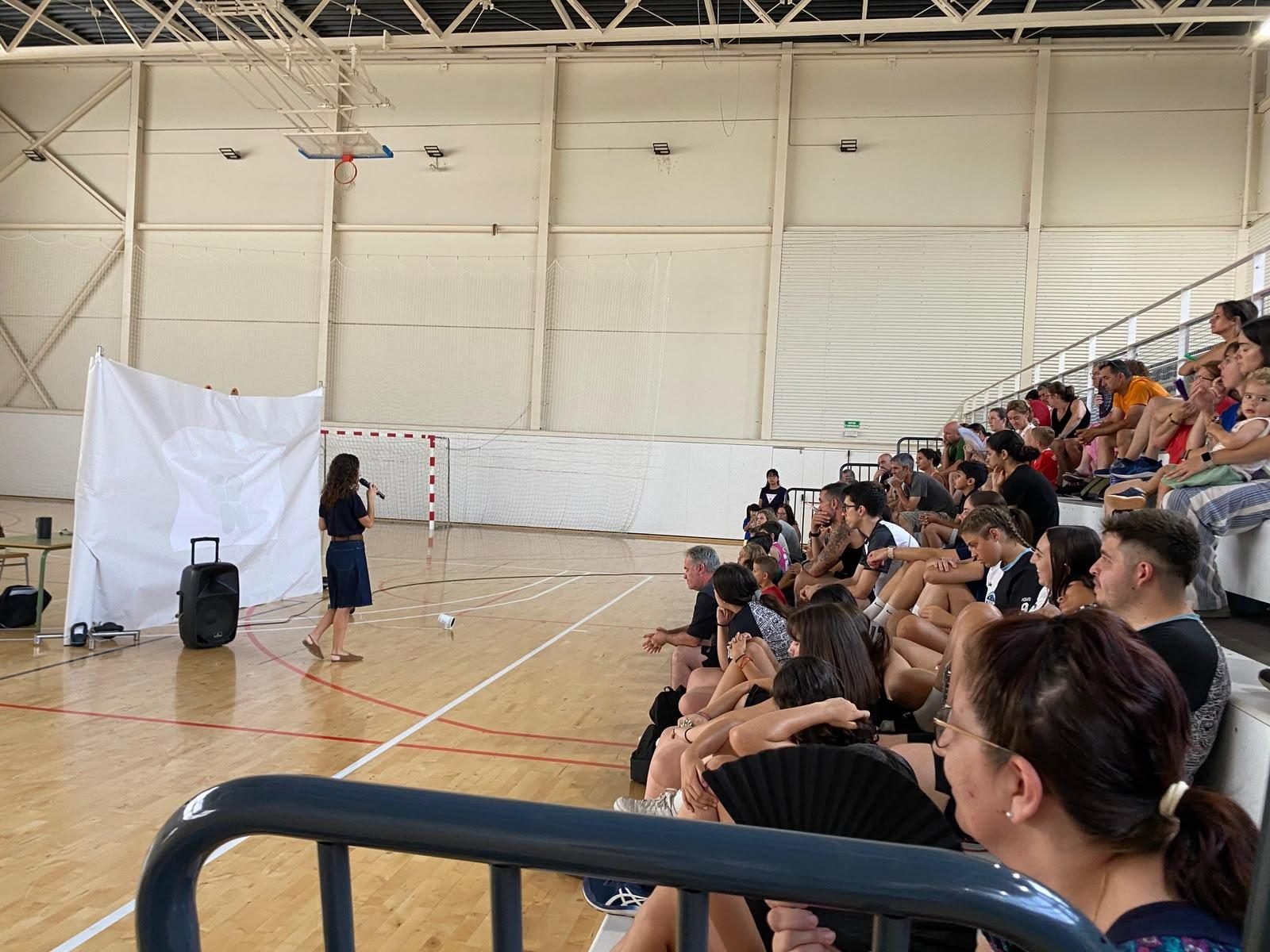 Xerrada per a famílies en un pavelló