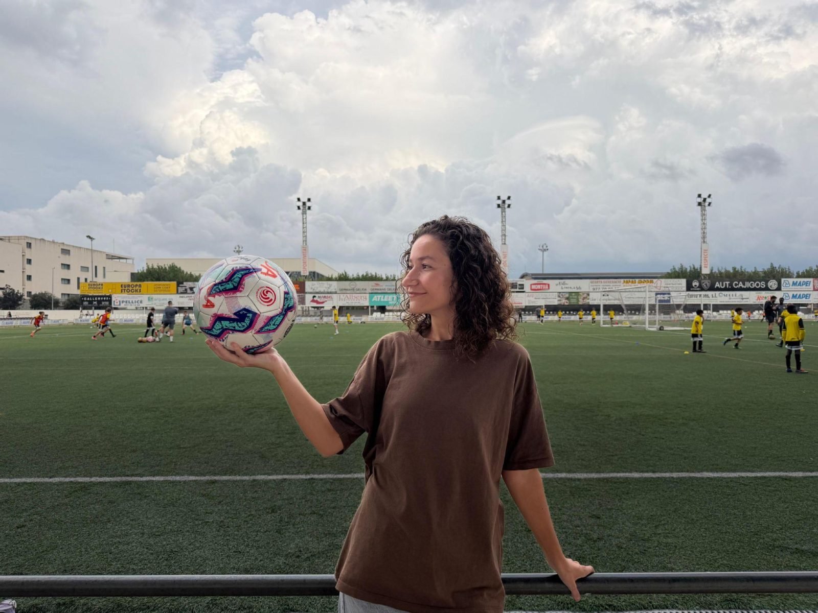 Mar Curto amb una pilota en un camp de futbol